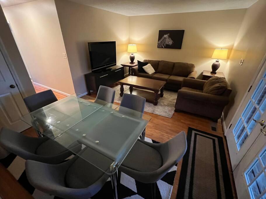 The Red Door 2-bedroom Townhouse Near Vt & Ru Сasa de vacaciones