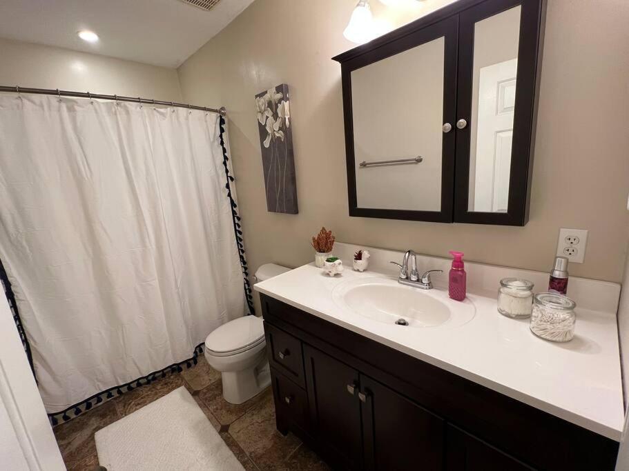 The Red Door 2-bedroom Townhouse Near Vt & Ru *